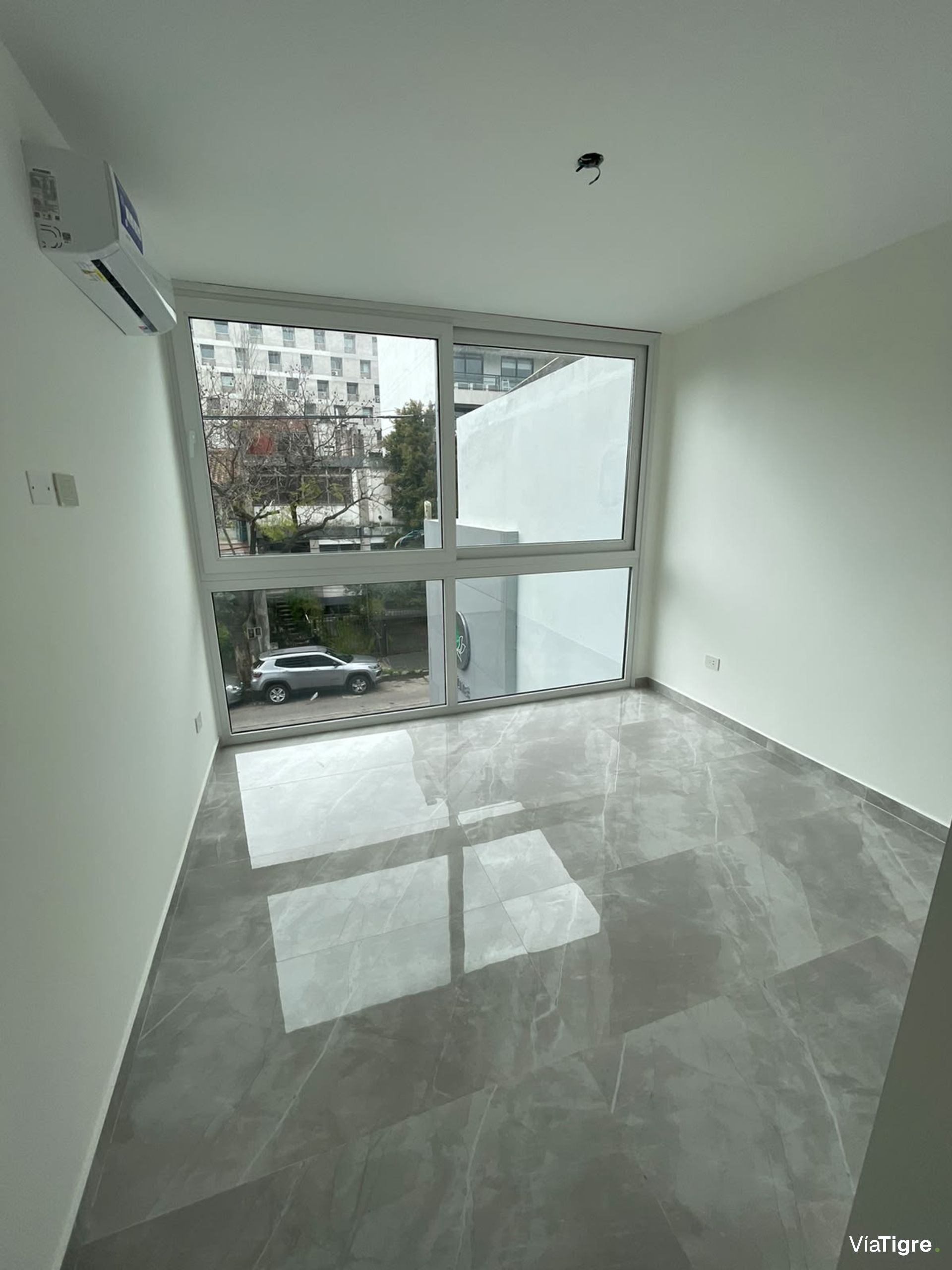 Departamento En Alquiler . Olivos. Vias. Rio