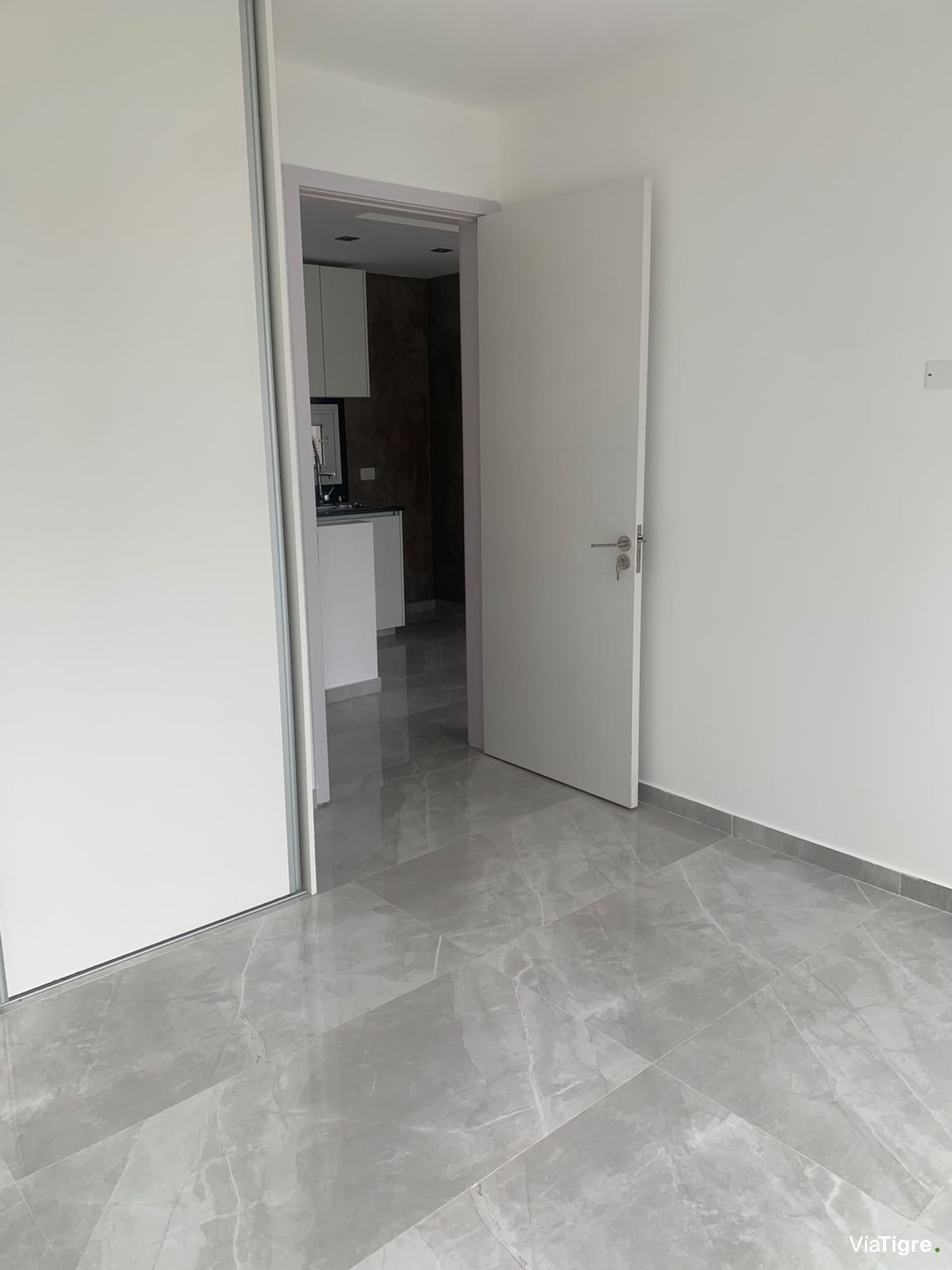 Departamento En Alquiler . Olivos. Vias. Rio