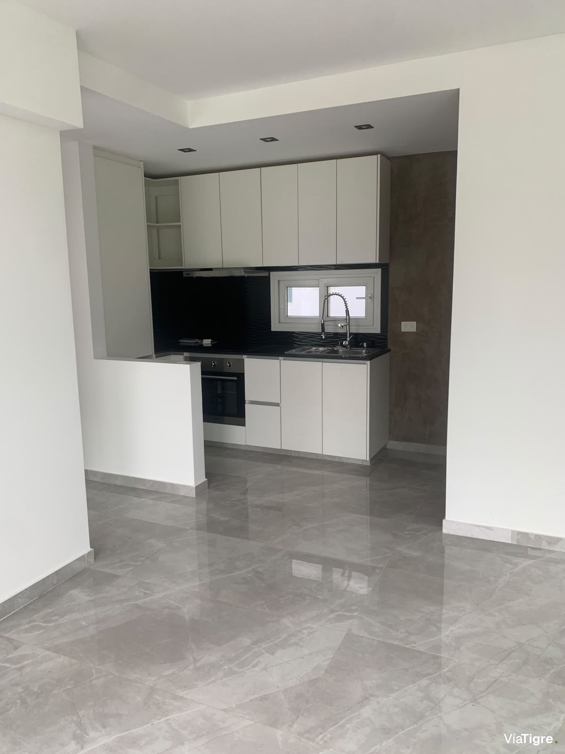 Departamento En Alquiler . Olivos. Vias. Rio