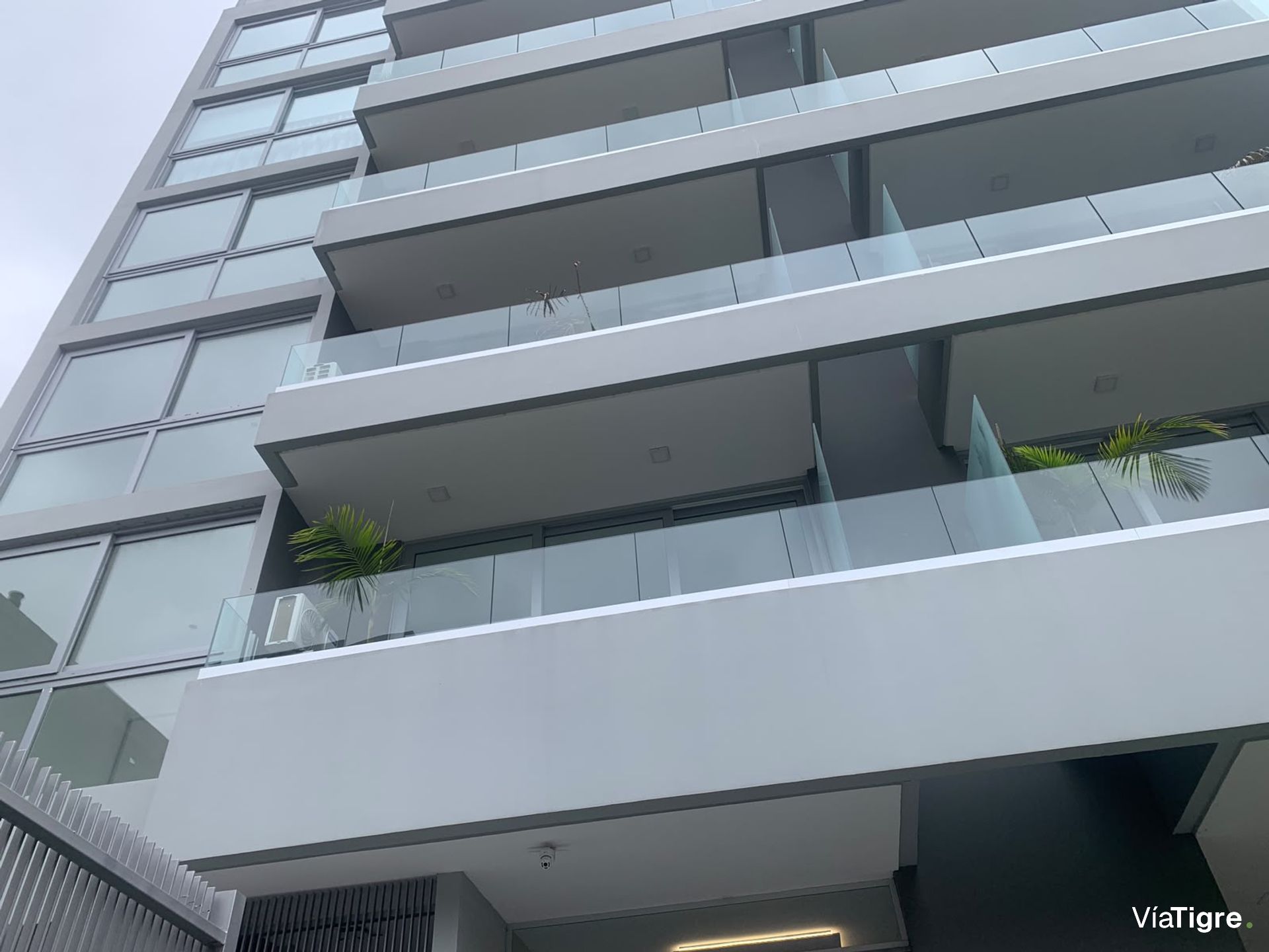 Departamento En Alquiler . Olivos. Vias. Rio