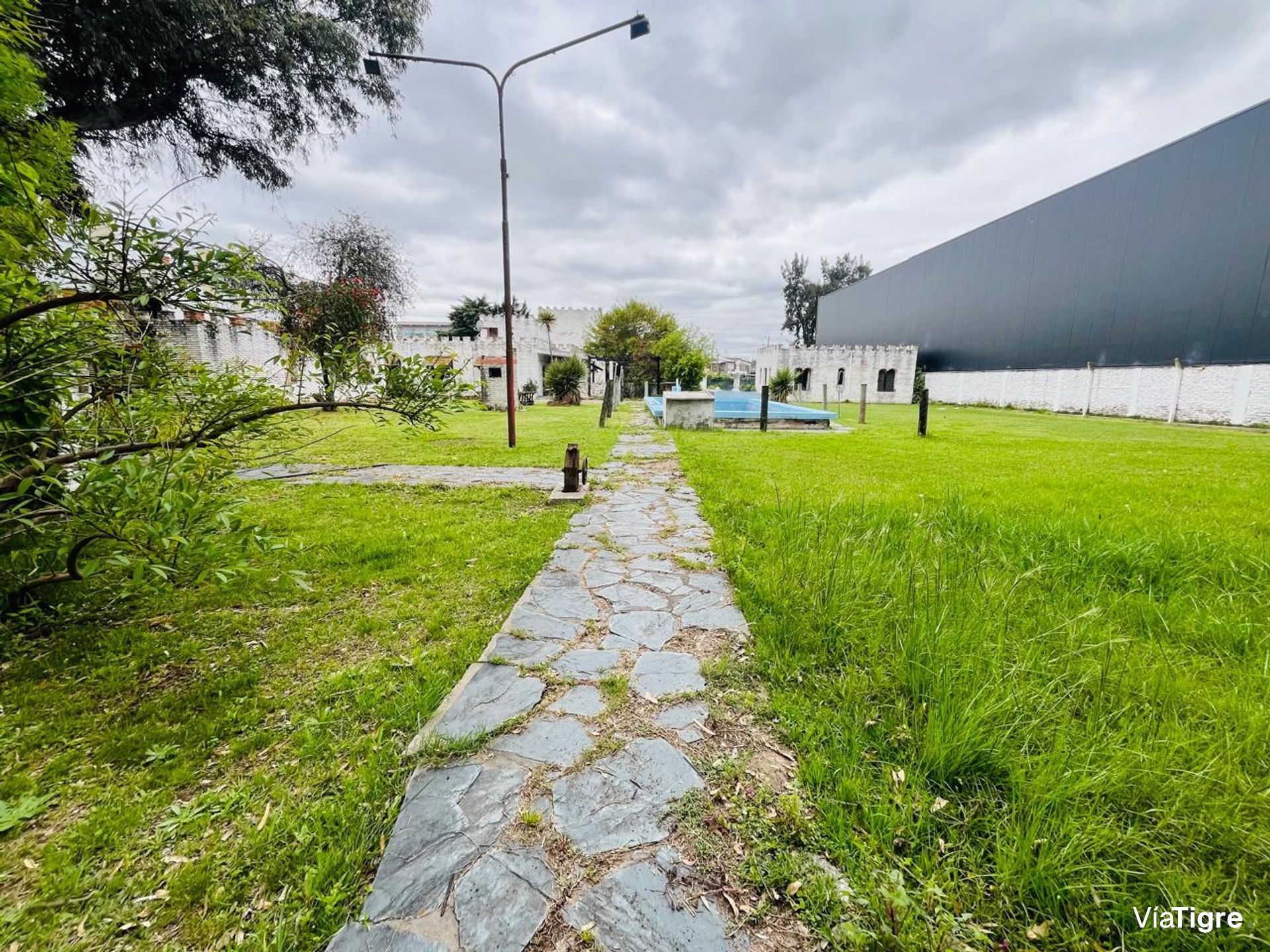 Venta de exelente terreno sobre avenida comercial