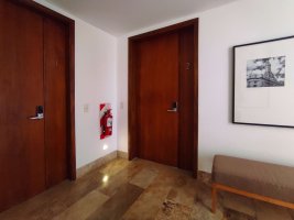 VENTA OFICINA - EXCELENTE UBICACION c/2 cocheras