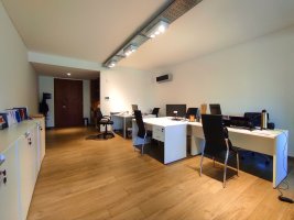 VENTA OFICINA - EXCELENTE UBICACION c/2 cocheras