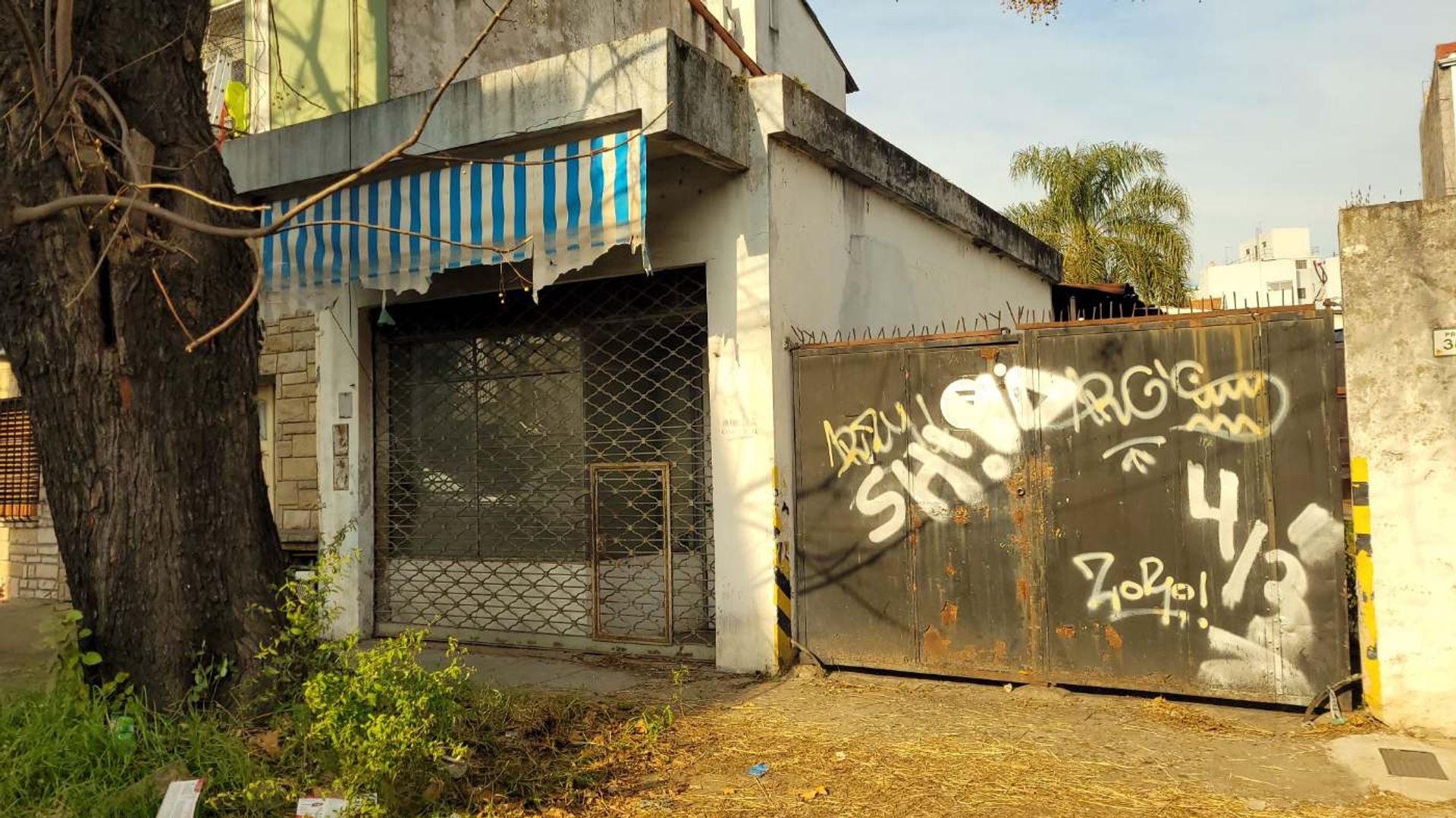 Galpón + local en venta Florida Oeste