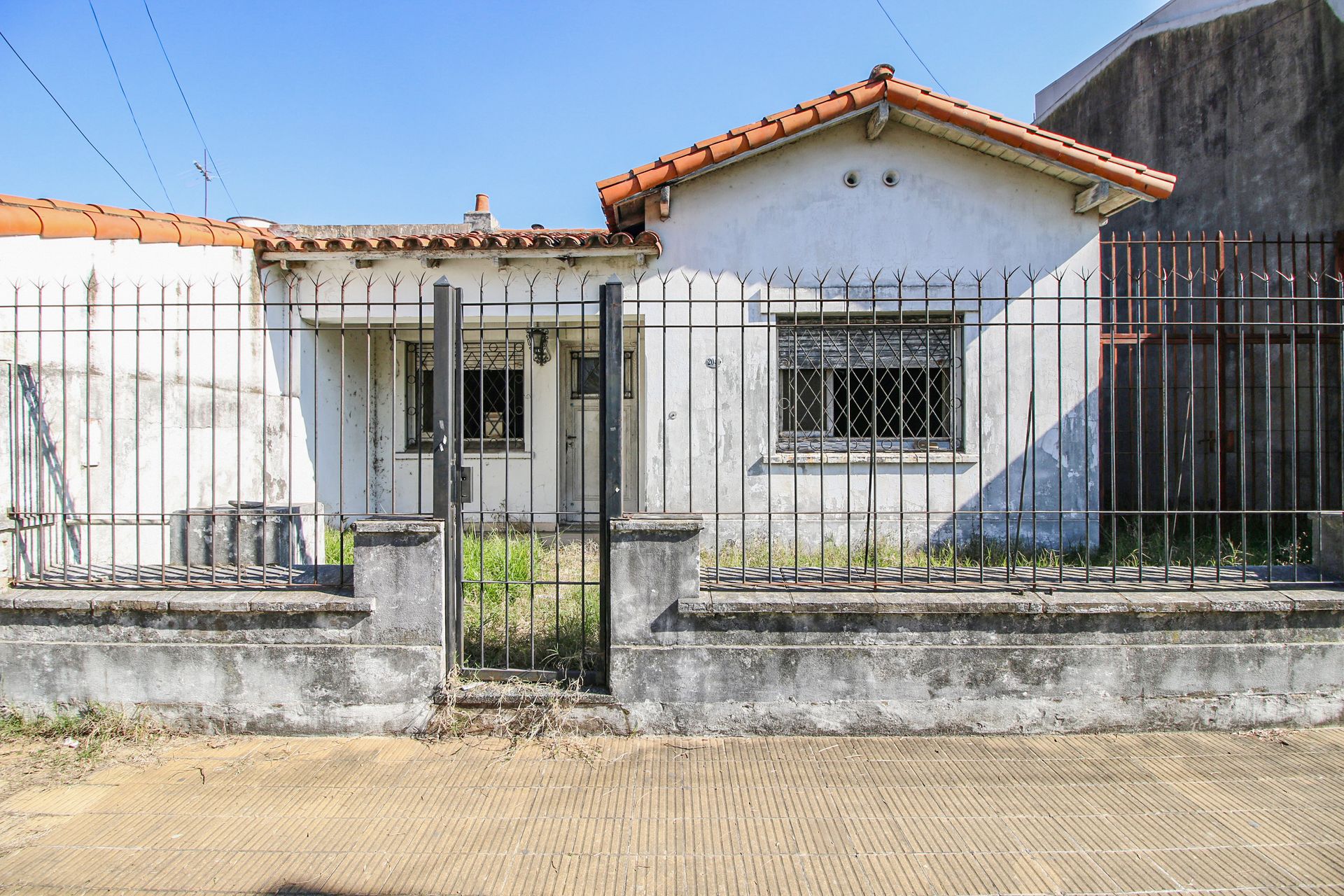 House for Sale to Remodel or Lot 10 x 24.5 – Olivos