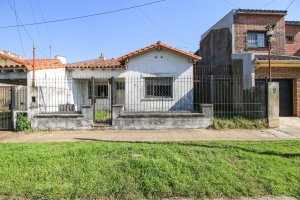 House for Sale to Remodel or Lot 10 x 24.5 – Olivos
