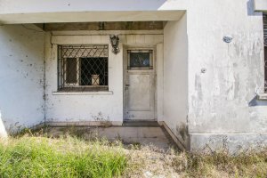 House for Sale to Remodel or Lot 10 x 24.5 – Olivos