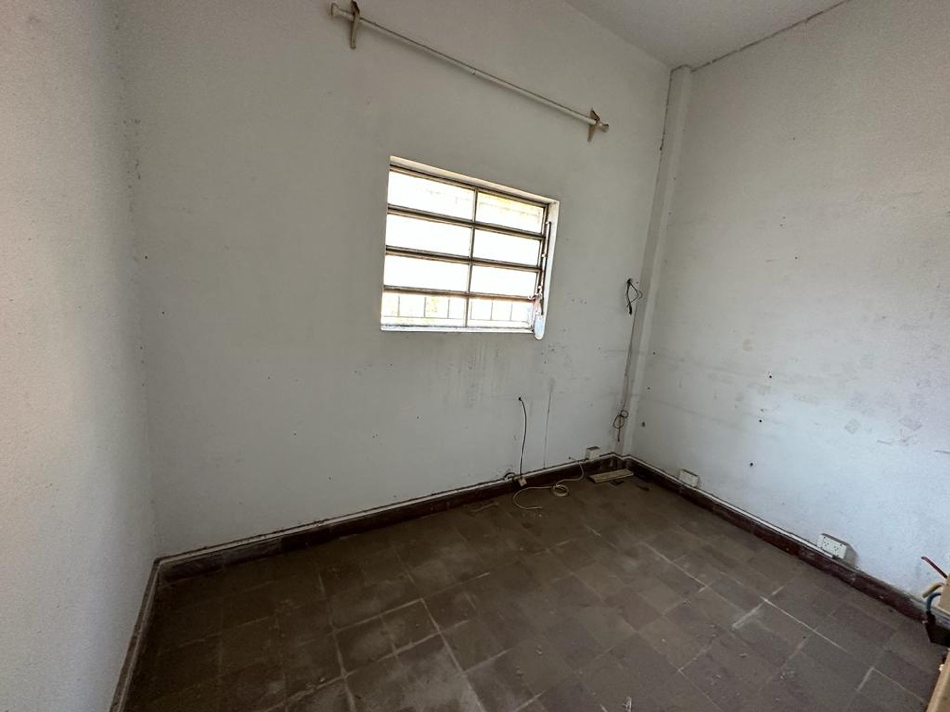 Venta Fábrica 3 pisos + 2 departamentos en Duplex
