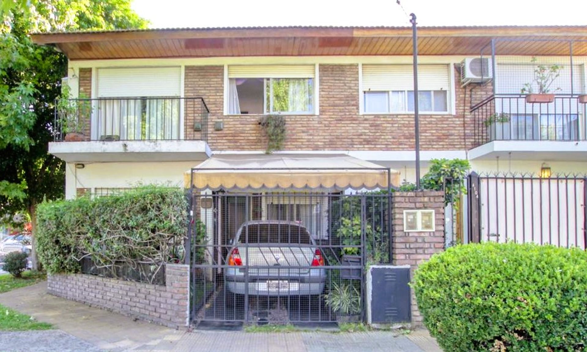 Duplex for Sale – 4 Rooms, Patio, Garage – Olivos