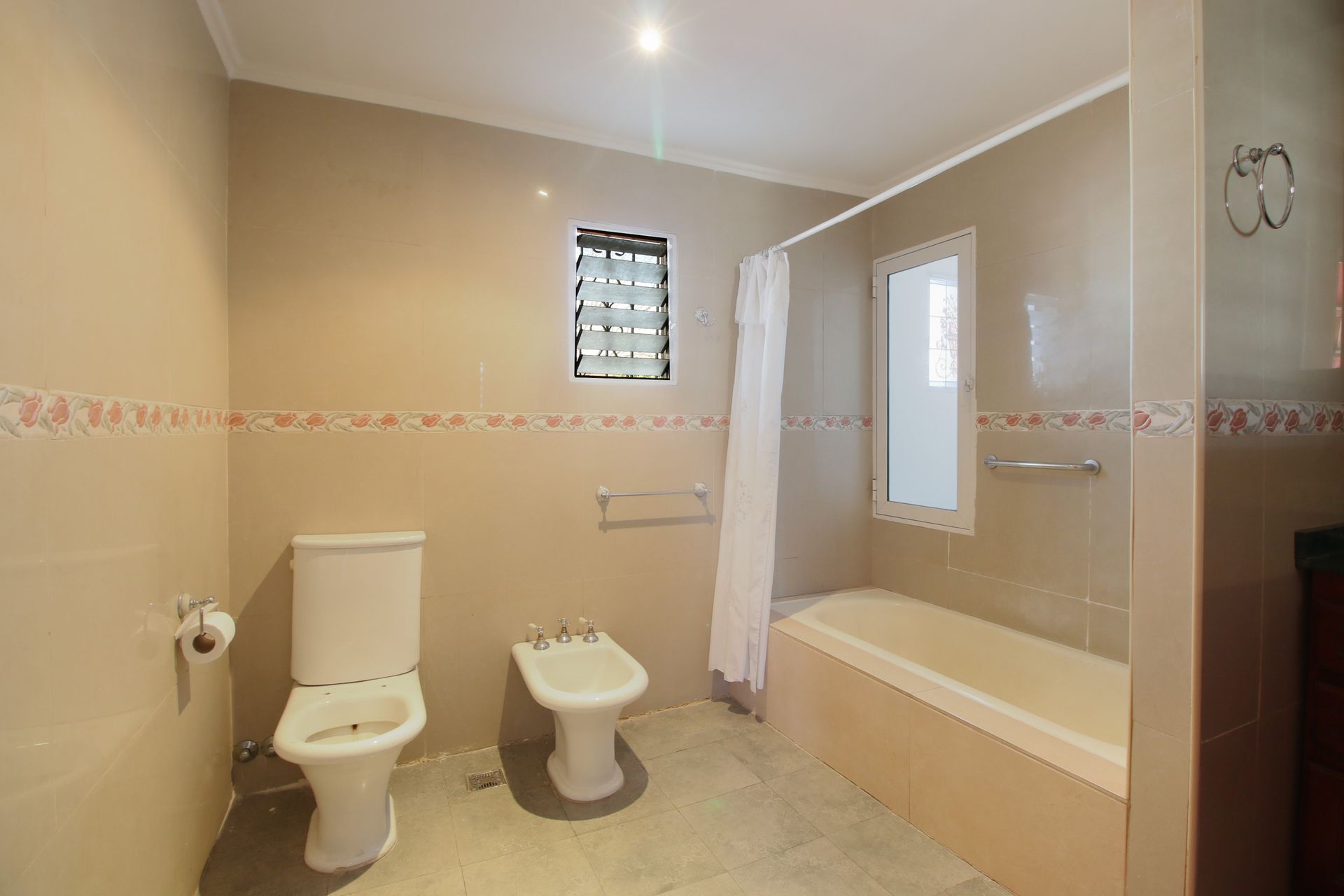 Venta casa 6 ambientes Jardín Quincho Olivos