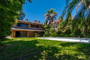House for Sale – 7 Rooms with Park and Pool in Beccar