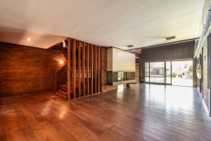 House for Sale – 7 Rooms with Park and Pool in Beccar