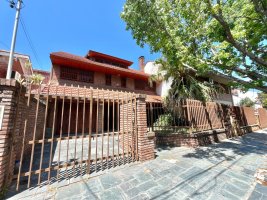 House for Sale 6 rooms with pool and patio to be refurbished
