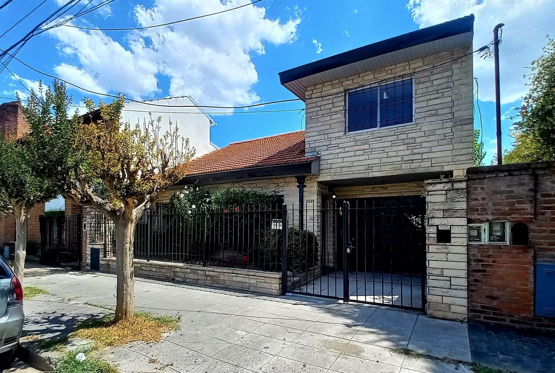 Venta Casa 4 Ambientes Jardin Y Cochera