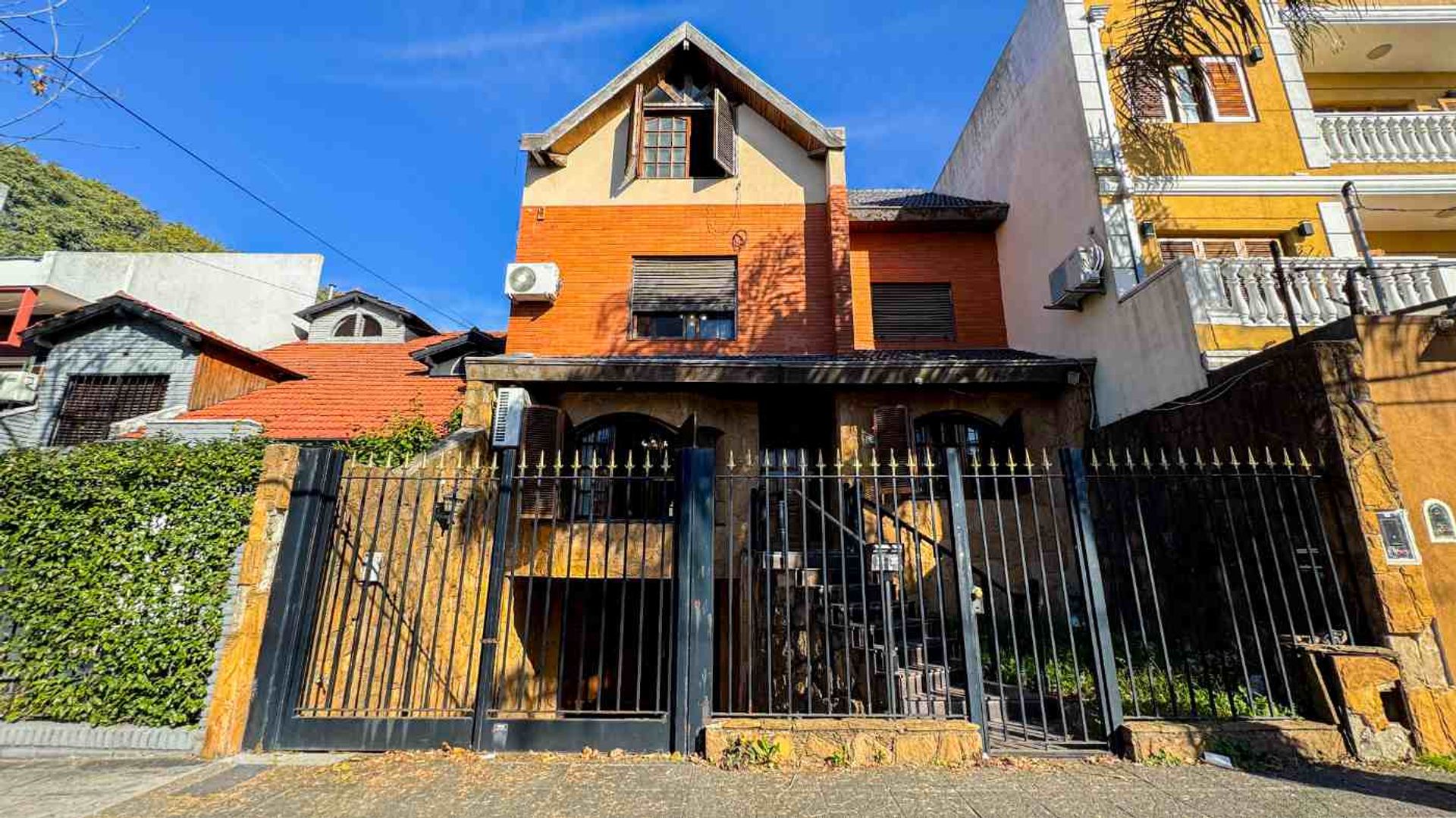 House for Sale – 6 rooms + playroom, garden and patio
