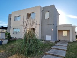 Casa 4 ambientes en venta Santa Ana sin expensas