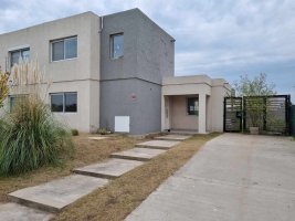 Casa 4 ambientes en venta Santa Ana sin expensas