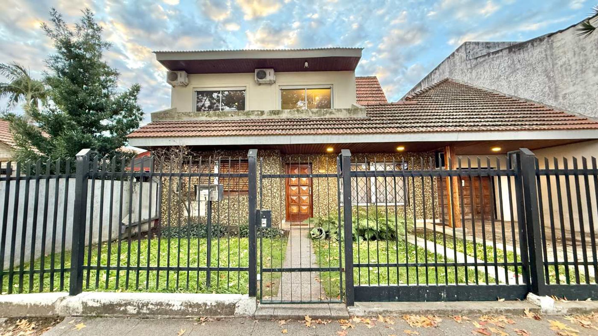 San Isidro House for Sale – 7 Rooms, Garden, Pool, Quincho