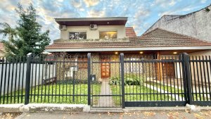 San Isidro House for Sale – 7 Rooms, Garden, Pool, Quincho