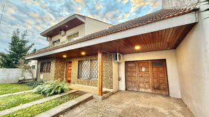 San Isidro House for Sale – 7 Rooms, Garden, Pool, Quincho