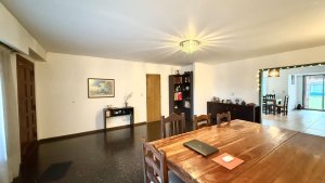 San Isidro House for Sale – 7 Rooms, Garden, Pool, Quincho