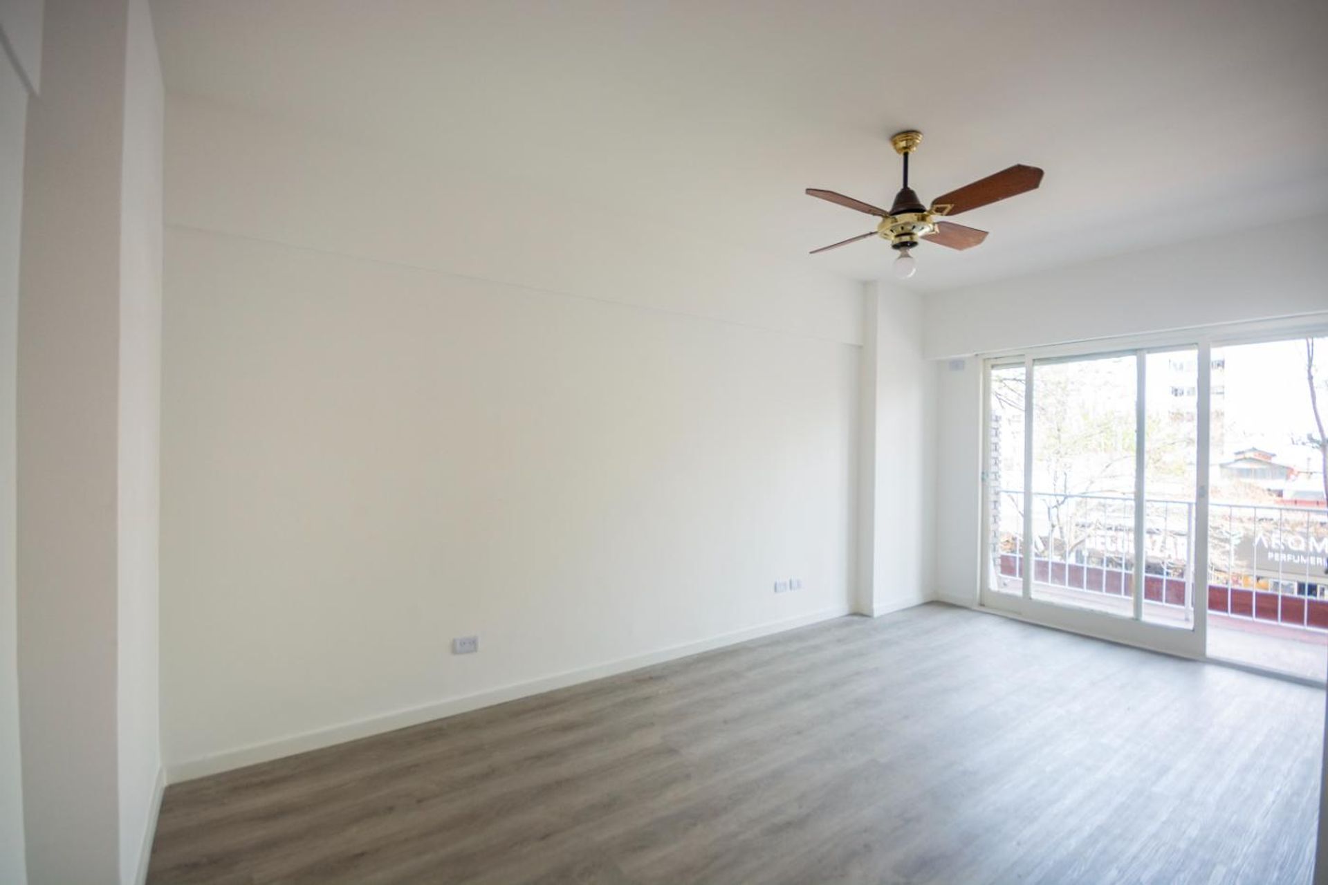Venta dpto. 2 ambientes con balcon en Olivos