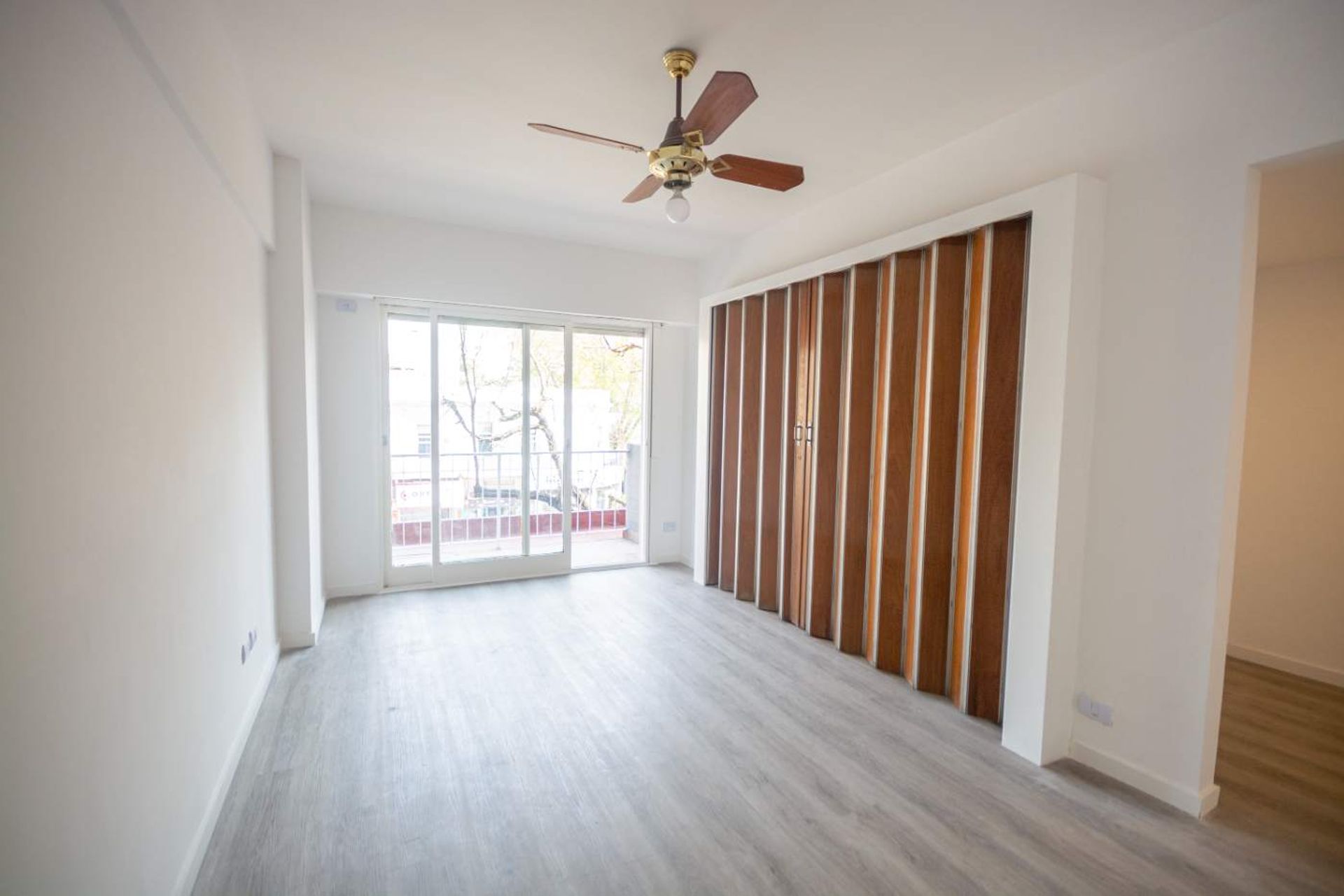 Venta dpto. 2 ambientes con balcon en Olivos