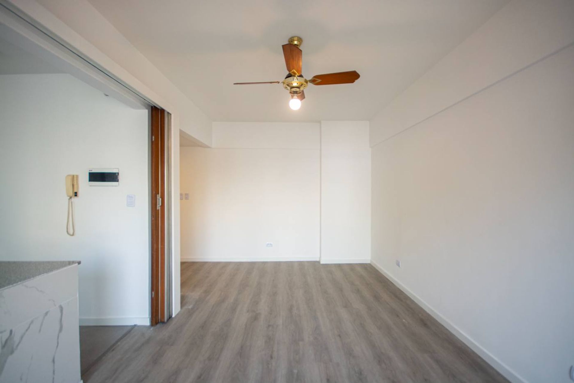 Venta dpto. 2 ambientes con balcon en Olivos