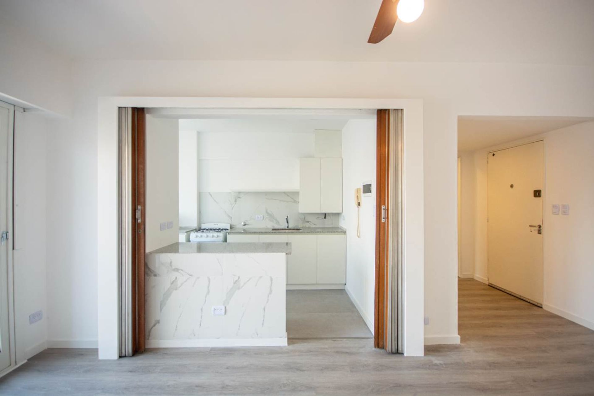 Venta dpto. 2 ambientes con balcon en Olivos