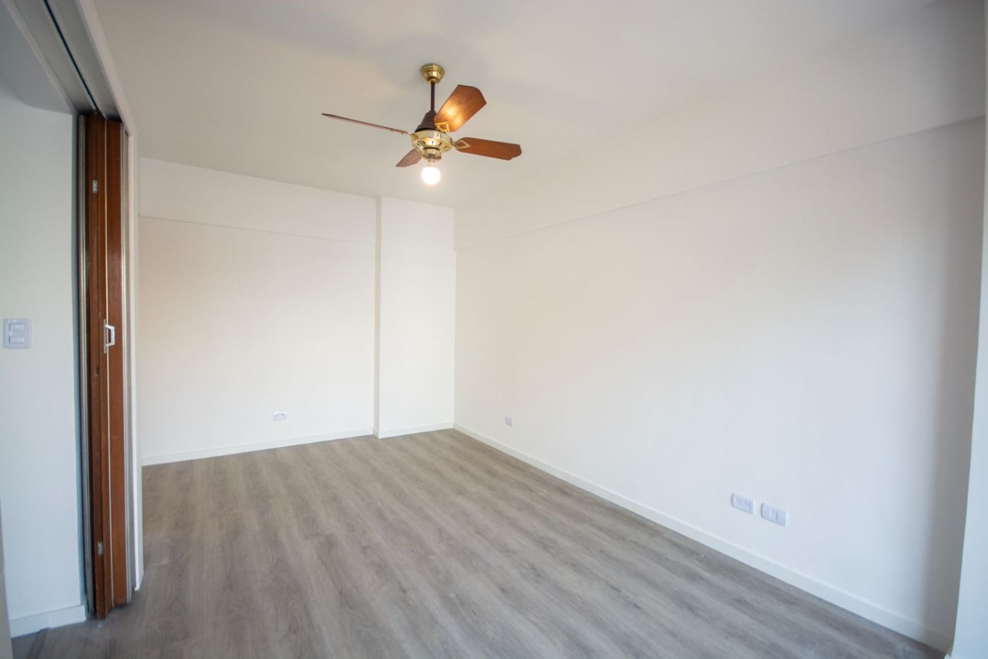 Venta dpto. 2 ambientes con balcon en Olivos