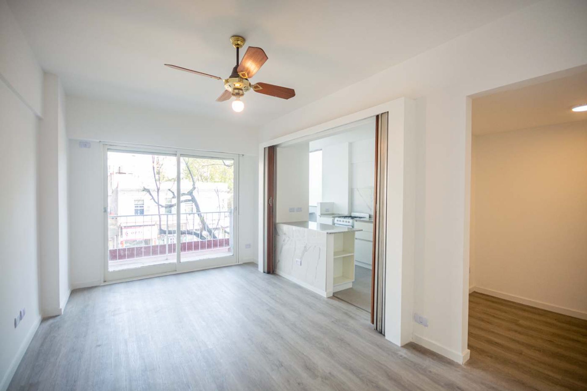 Venta dpto. 2 ambientes con balcon en Olivos