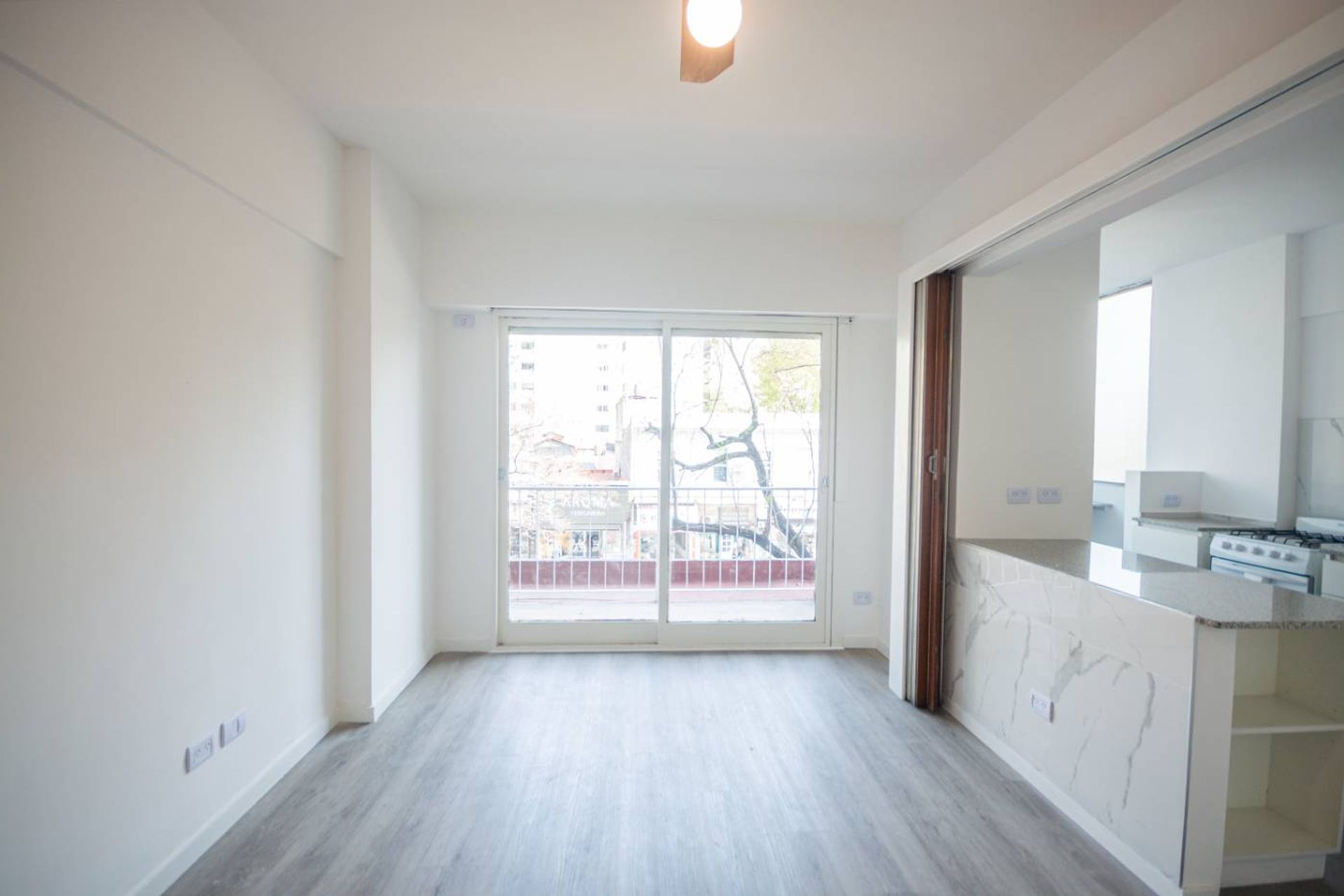 Venta dpto. 2 ambientes con balcon en Olivos
