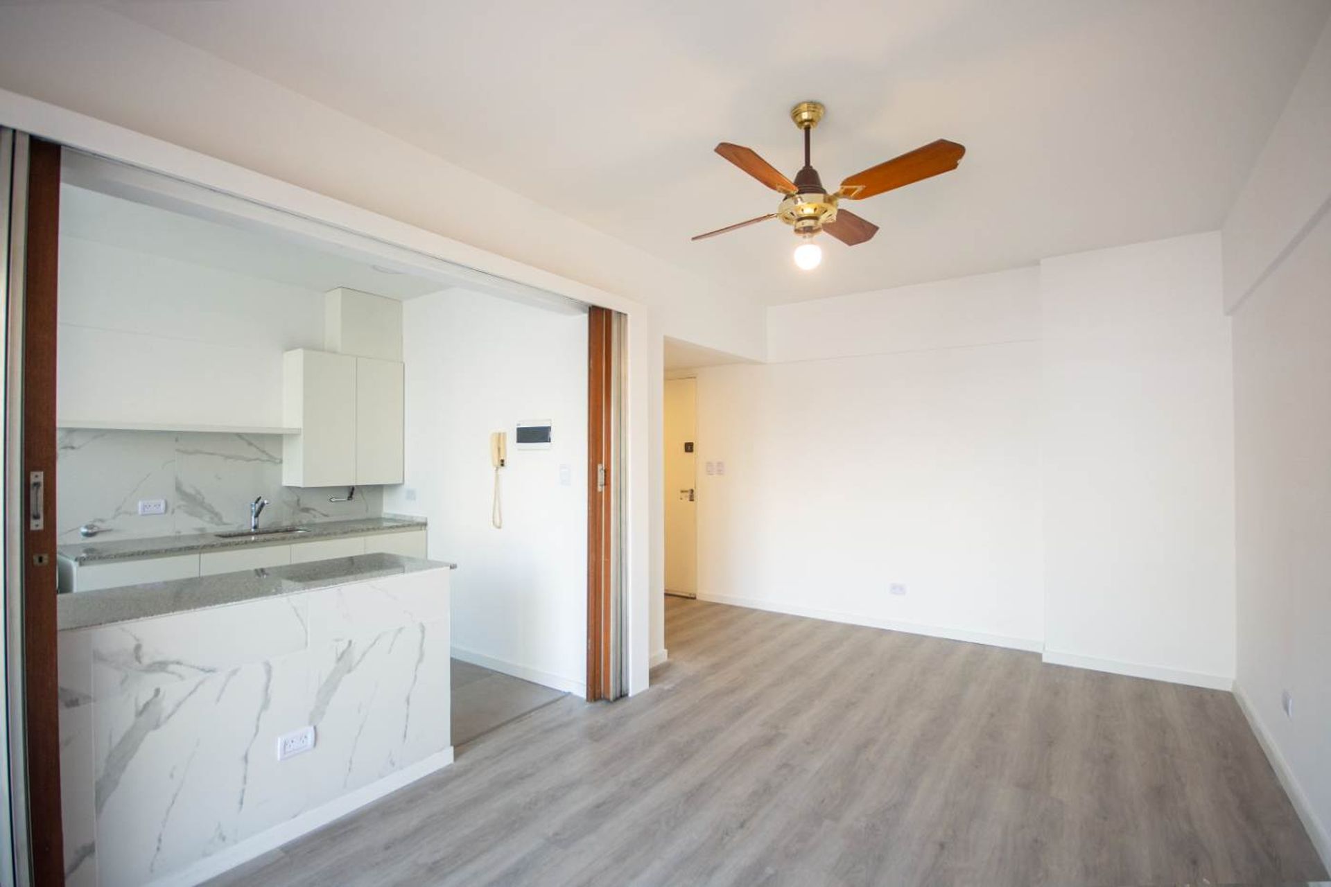 Venta dpto. 2 ambientes con balcon en Olivos