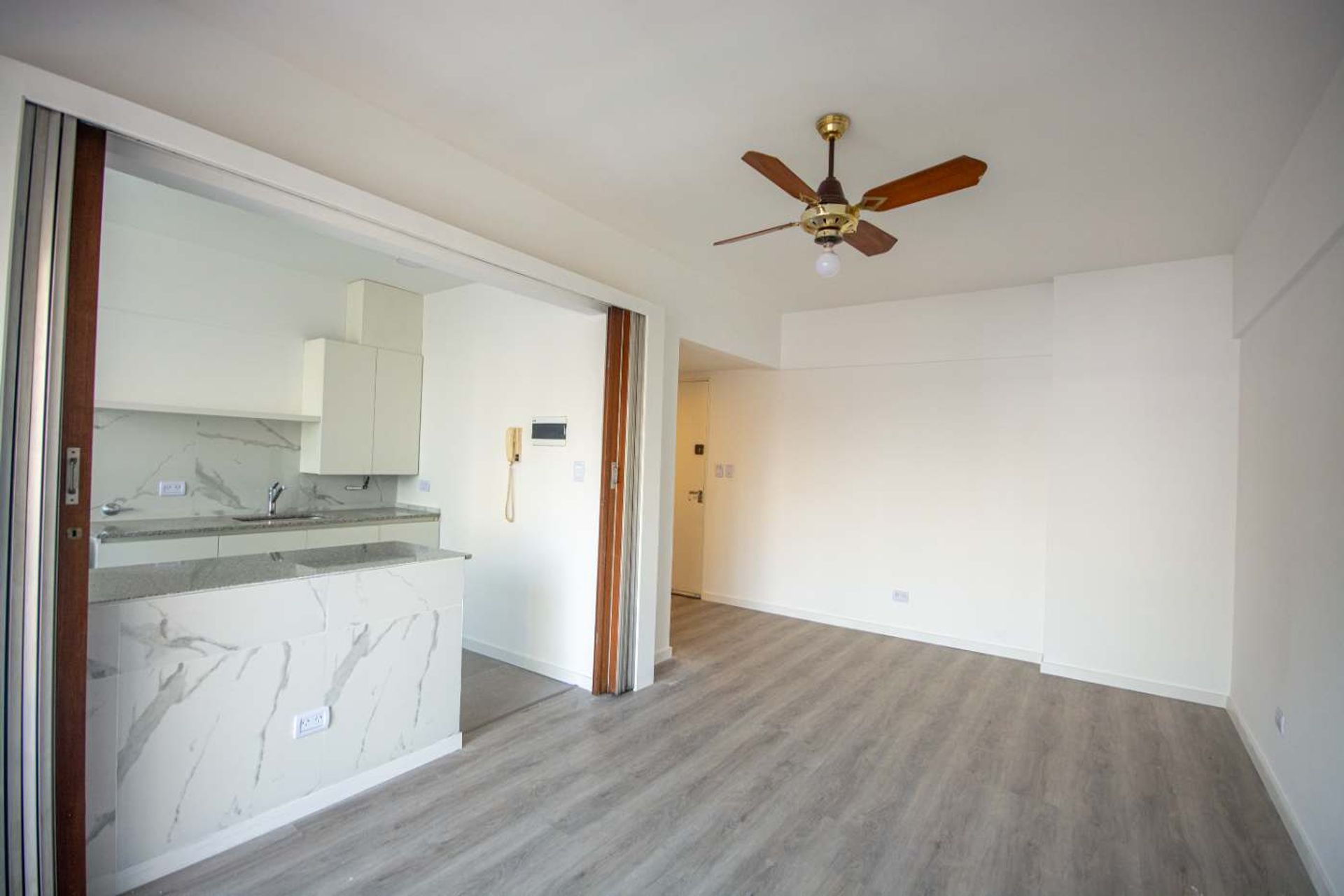 Venta dpto. 2 ambientes con balcon en Olivos