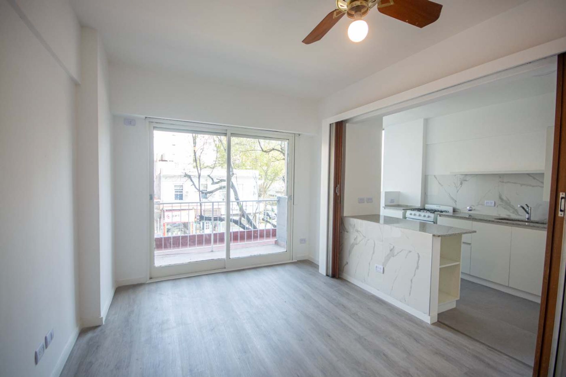 Venta dpto. 2 ambientes con balcon en Olivos