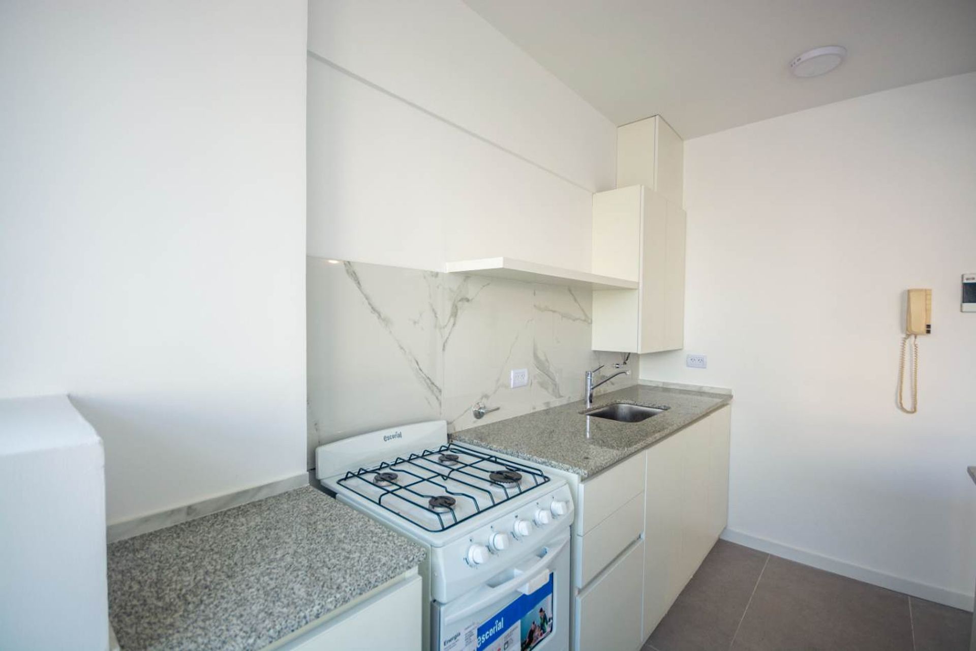 Venta dpto. 2 ambientes con balcon en Olivos