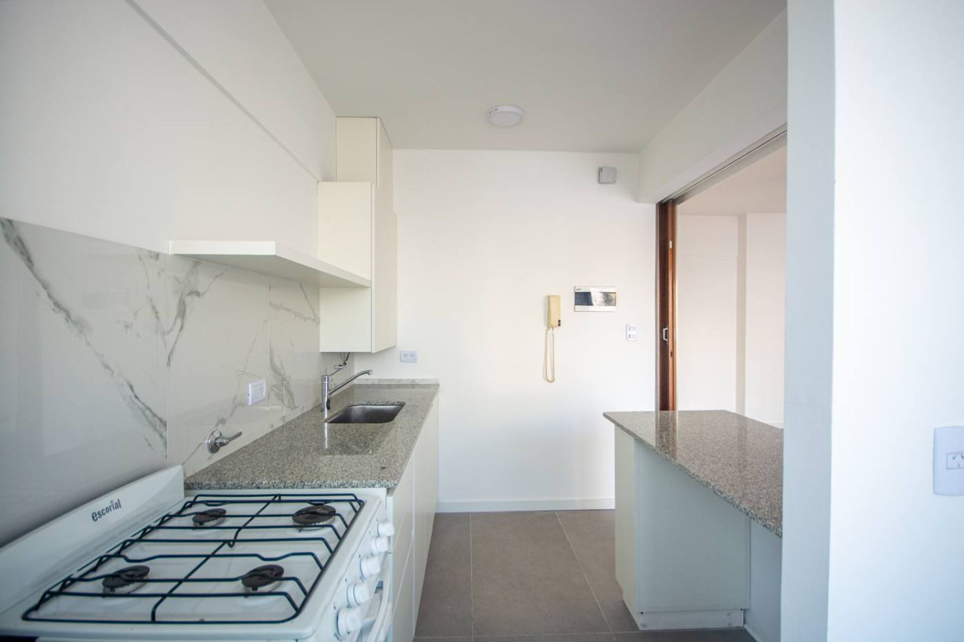 Venta dpto. 2 ambientes con balcon en Olivos