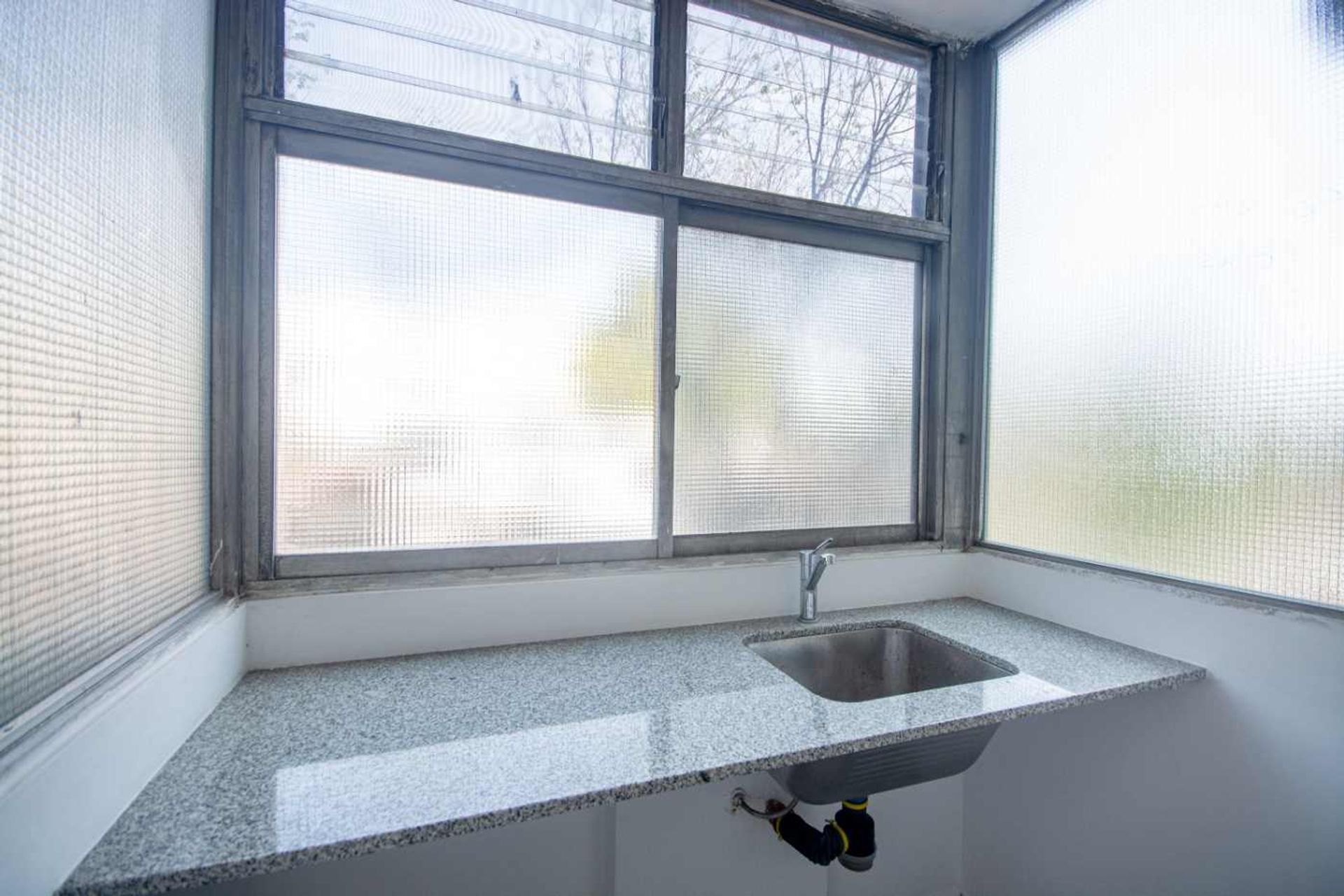 Venta dpto. 2 ambientes con balcon en Olivos