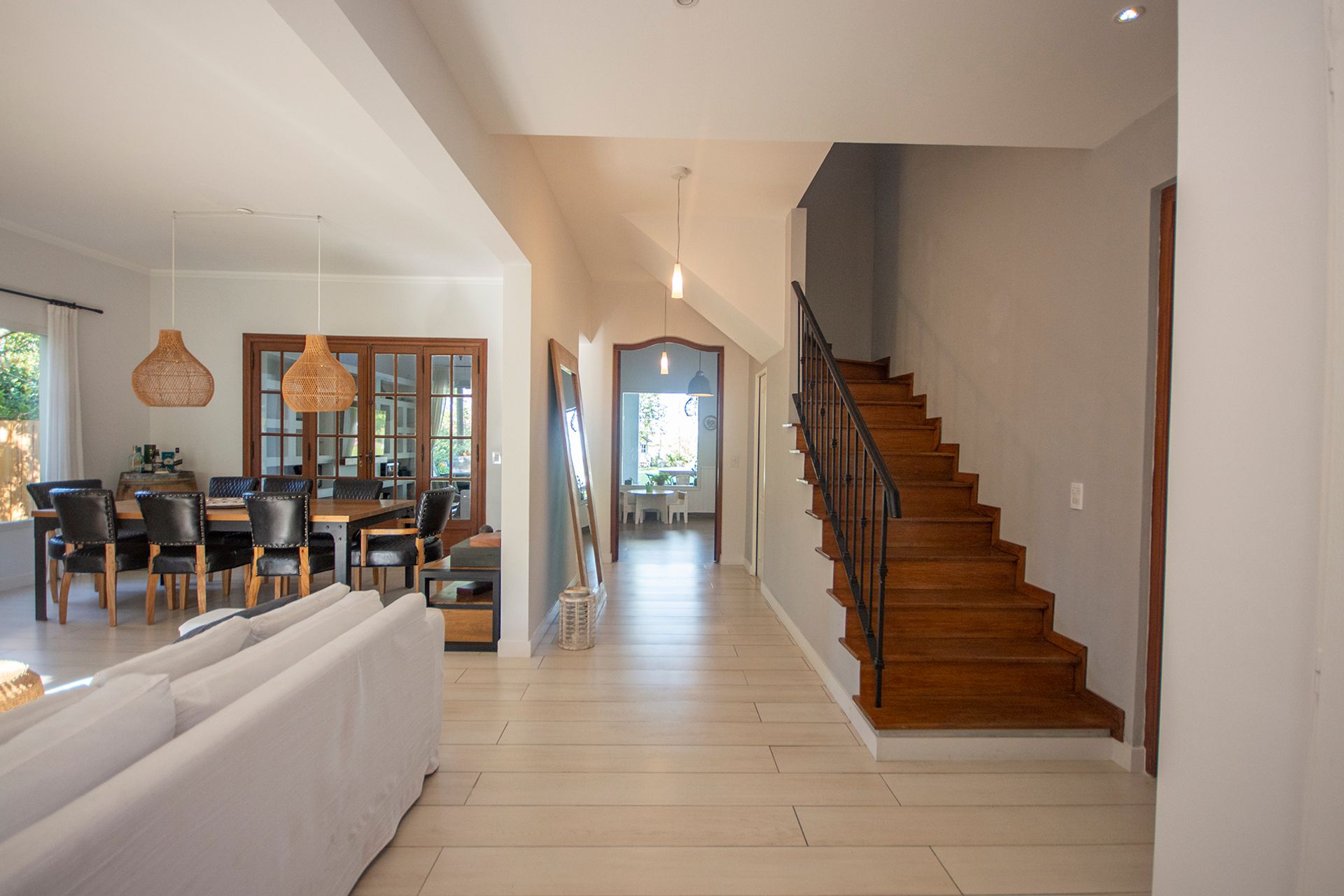 Casa en alquiler amoblada, muy cálida y luminosa.