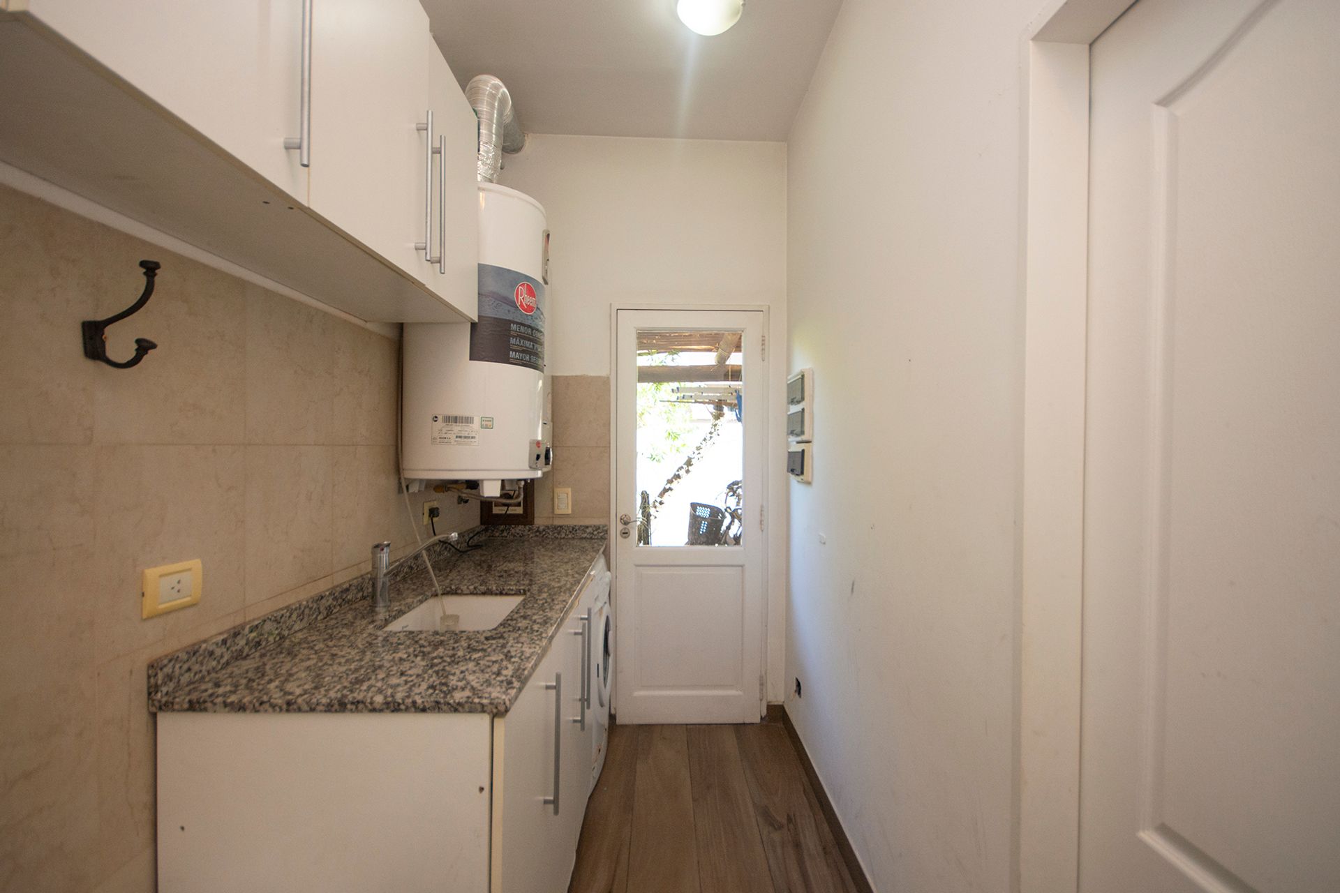 Casa en alquiler amoblada, muy cálida y luminosa.