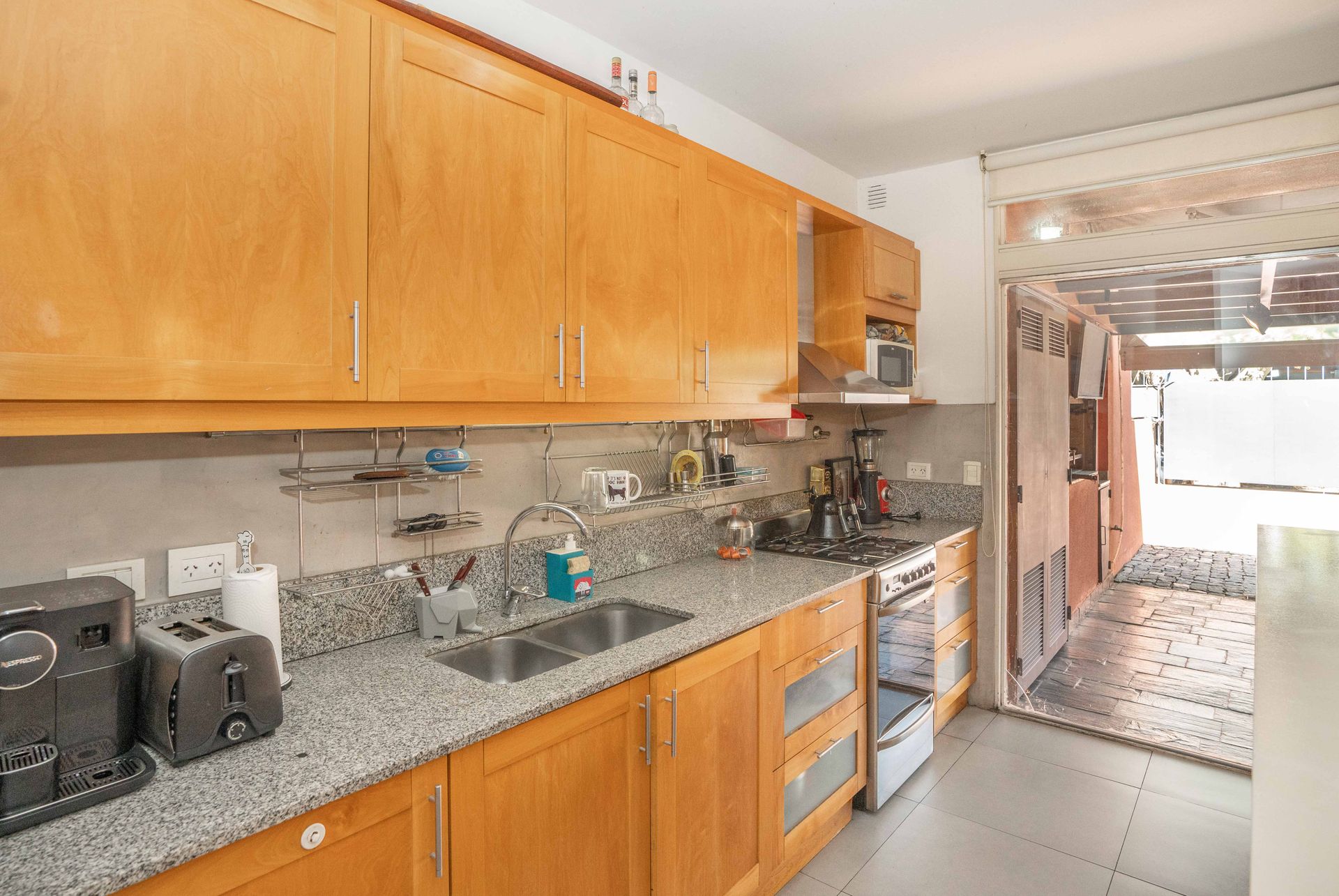 Dpto 4 amb c/patio,parrilla y cochera venta Olivos
