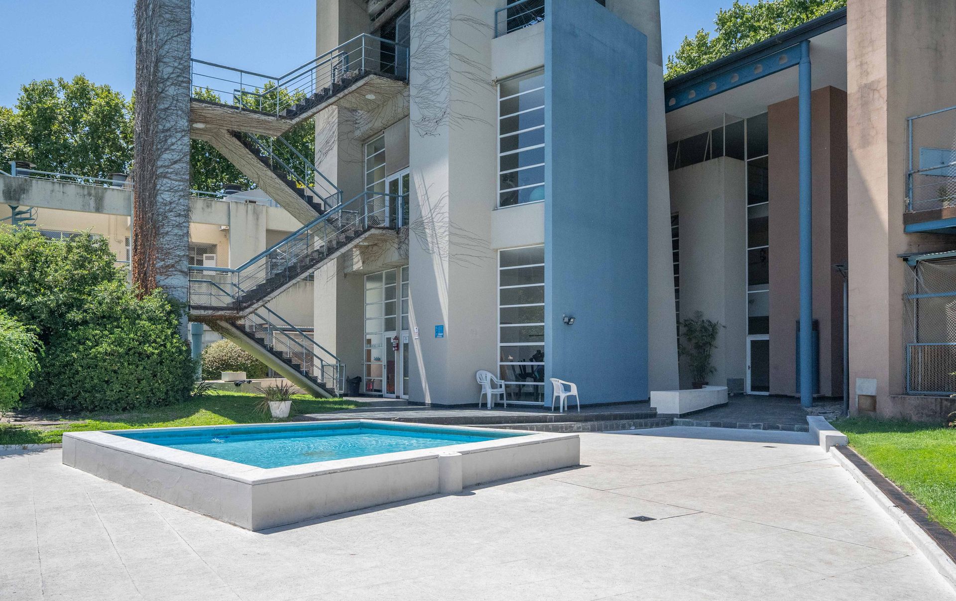 Dpto 4 amb c/patio,parrilla y cochera venta Olivos