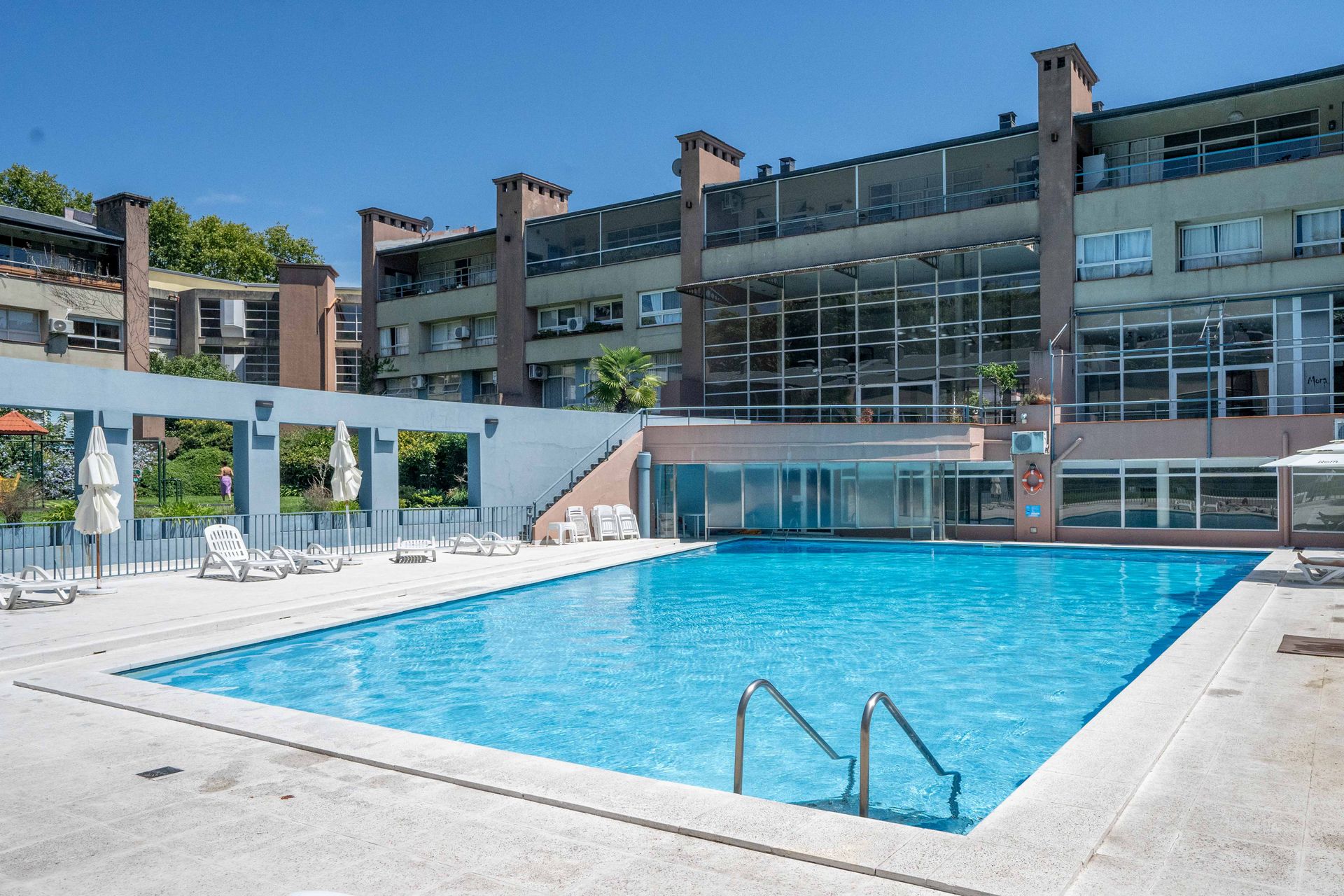 Dpto 4 amb c/patio,parrilla y cochera venta Olivos