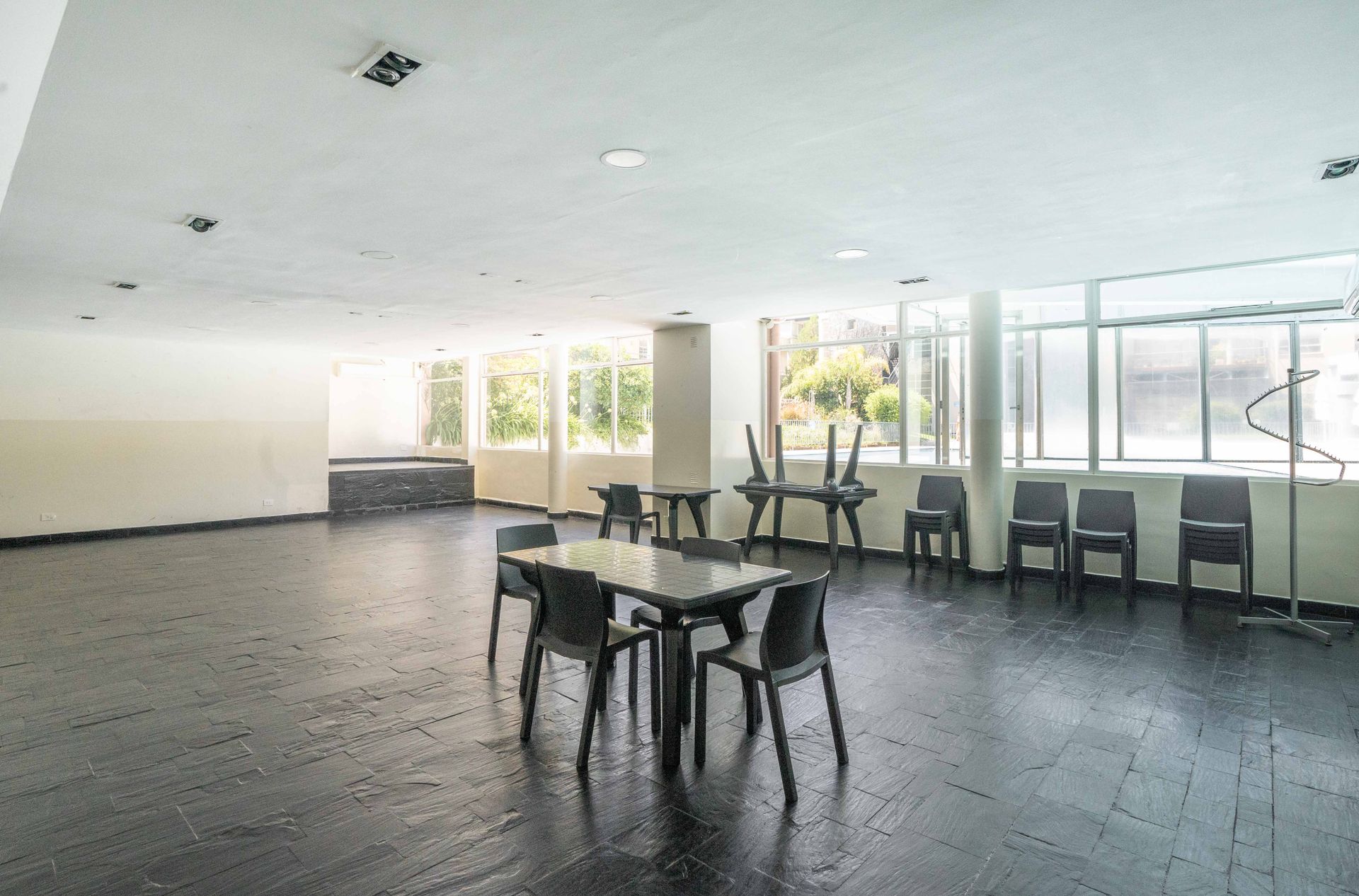 Dpto 4 amb c/patio,parrilla y cochera venta Olivos