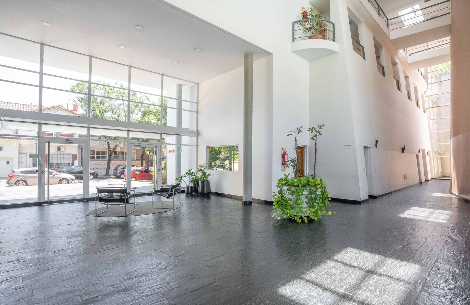 Dpto 4 amb c/patio,parrilla y cochera venta Olivos