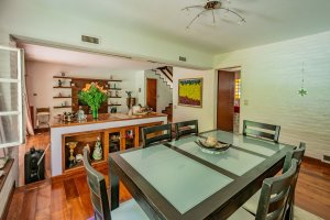 4-room house for sale – Punta Chica – garden, pool, barbecue