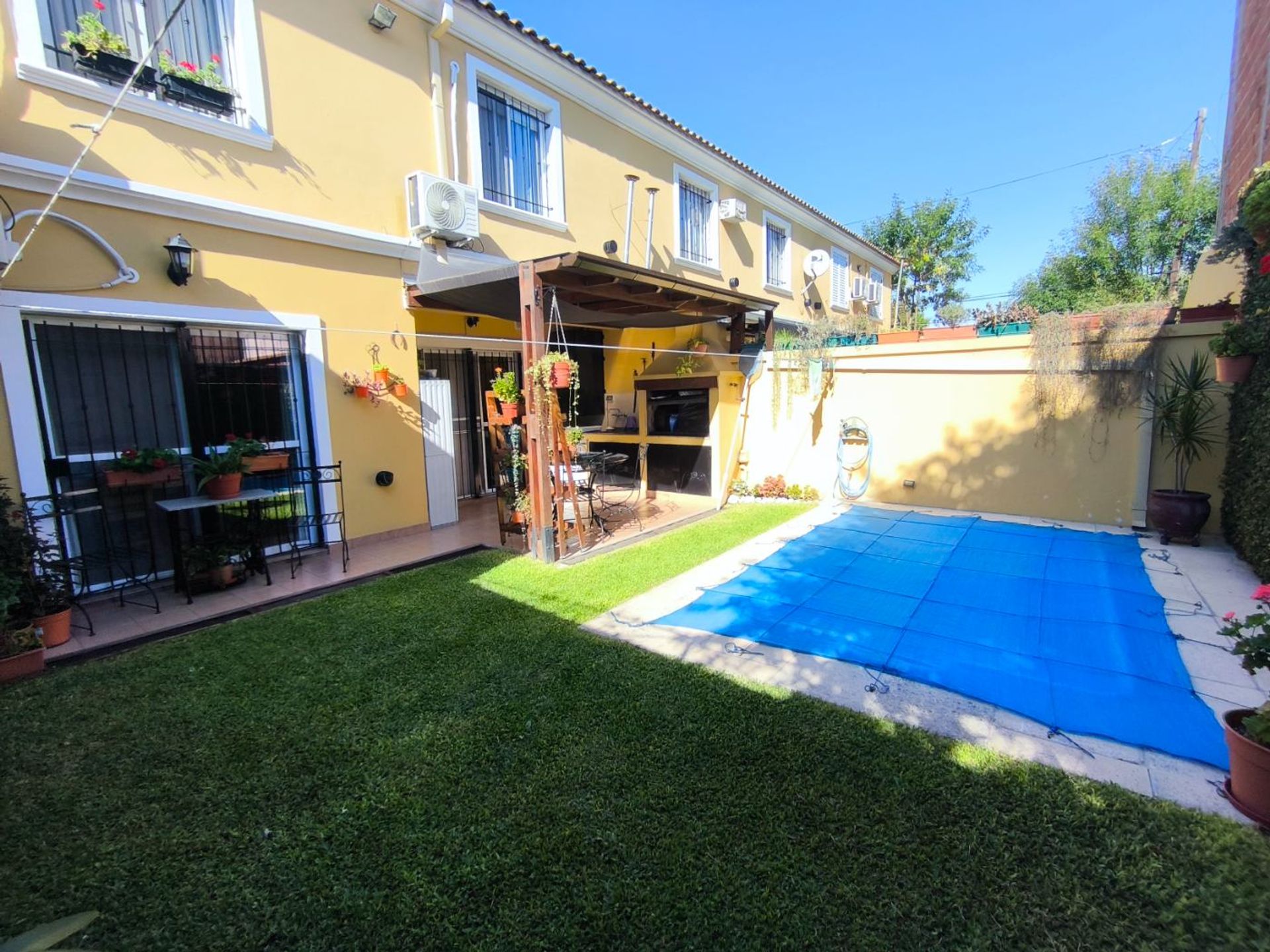 Casa 5 ambientes, con cochera y pileta. Excelente!