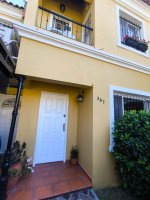 Casa 5 ambientes, con cochera y pileta. Excelente!
