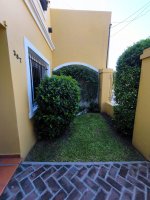 Casa 5 ambientes, con cochera y pileta. Excelente!