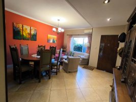 Casa 5 ambientes, con cochera y pileta. Excelente!